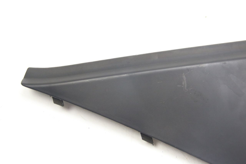 photo de TAPA BAJO EL ASIENTO DERECHO APRILIA ATLANTIC 500 (2002 - 2003)