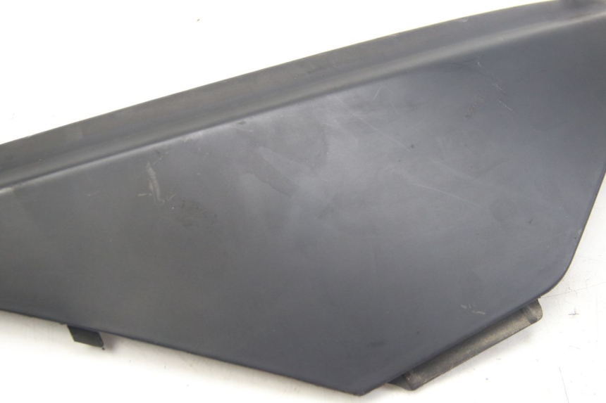 photo de TAPA BAJO EL ASIENTO DERECHO APRILIA ATLANTIC 500 (2002 - 2003)