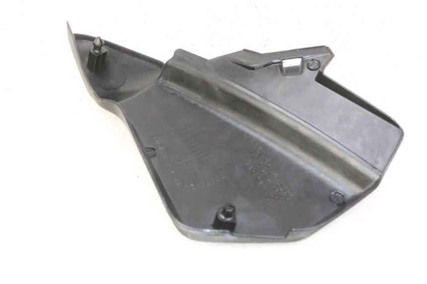 photo de TAPA DEBAJO DEL ASIENTO DERECHO HONDA CBF 500 (2004 - 2007)