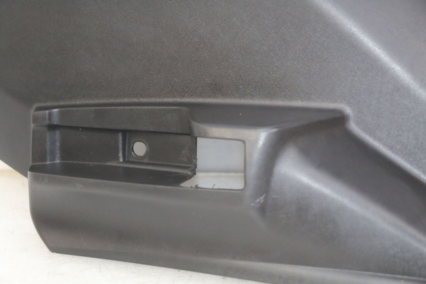 photo de TAPA DEBAJO DEL ASIENTO DERECHO PEUGEOT CITYSTAR AIR 125 (2014 - 2017)