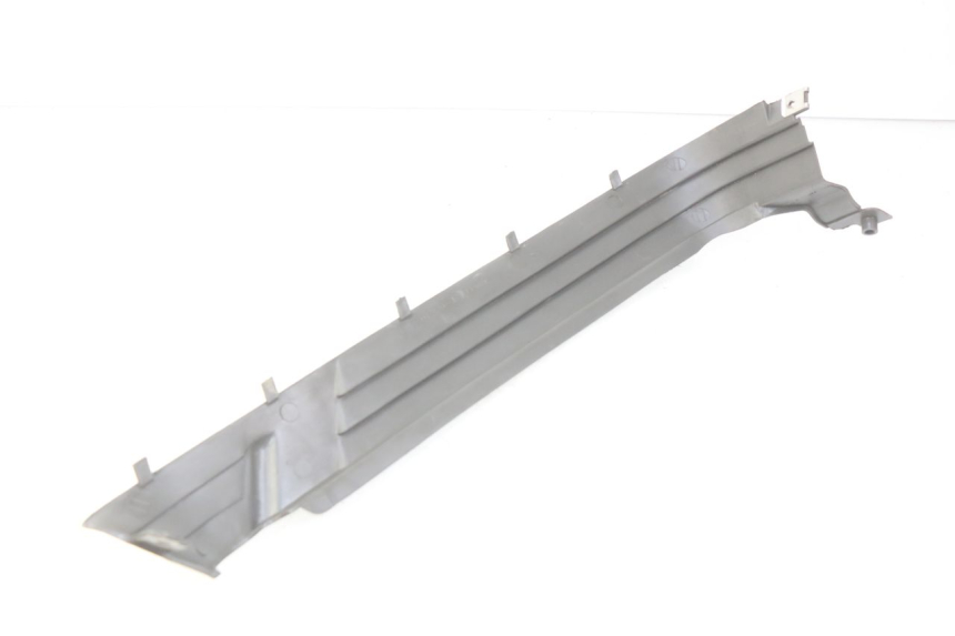 photo de TAPA BAJO EL ASIENTO DERECHO SUZUKI CP 80 (1985 - 1996)