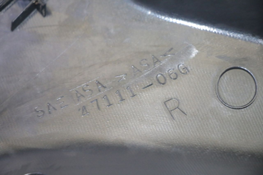 photo de TAPA BAJO ASIENTO DERECHO SUZUKI DL V STROM 1000 (2002 - 2007) - Estado de la superficie y material