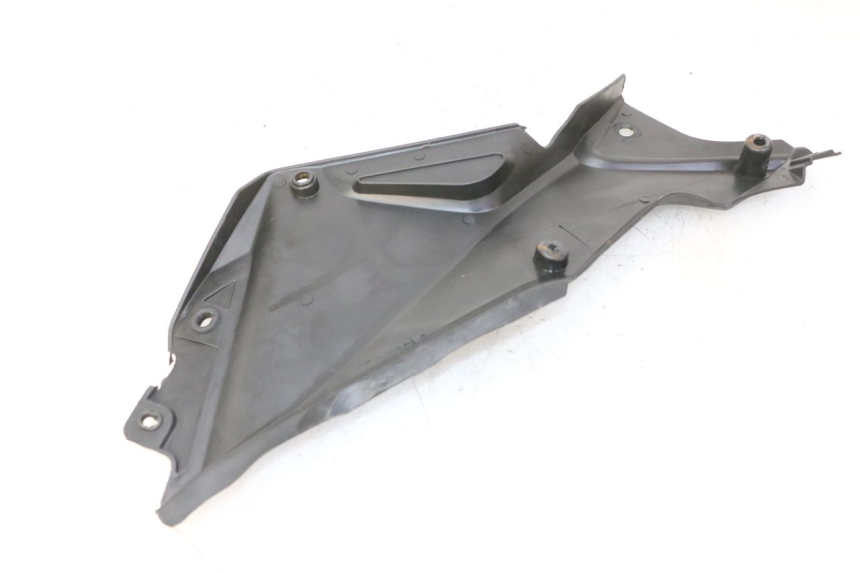 photo de TAPA BAJO ASIENTO DERECHO STAHO FH 50 (2018 - 2019)