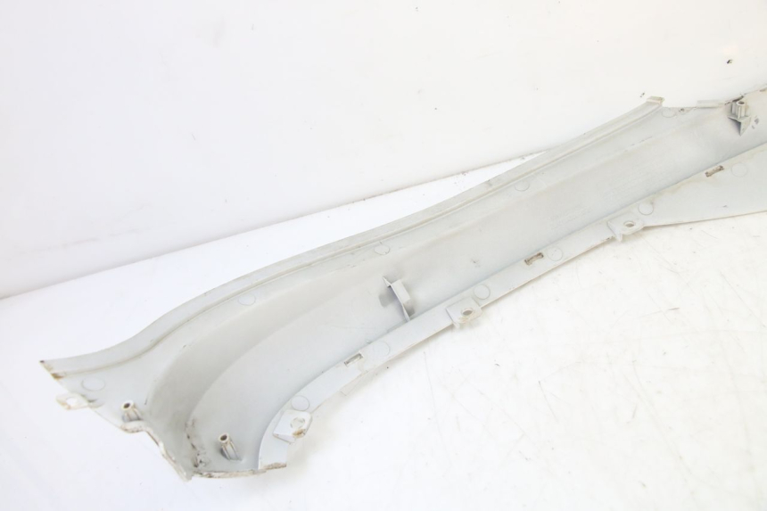 photo de TAPA BAJO EL ASIENTO DERECHO SYM FIDDLE 3 III 125 (2014 - 2020)
