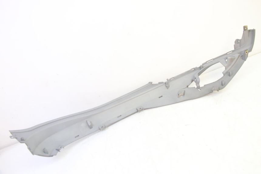 photo de TAPA BAJO EL ASIENTO DERECHO SYM FIDDLE 3 III 125 (2014 - 2020) - Primer plano técnico