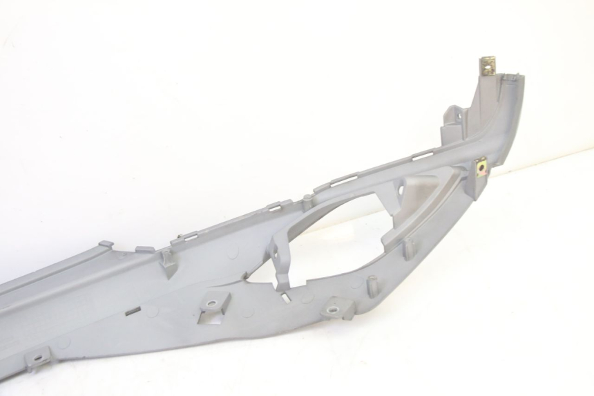 photo de TAPA BAJO EL ASIENTO DERECHO SYM FIDDLE 3 III 125 (2014 - 2020) - Detalles de los puntos de fijación