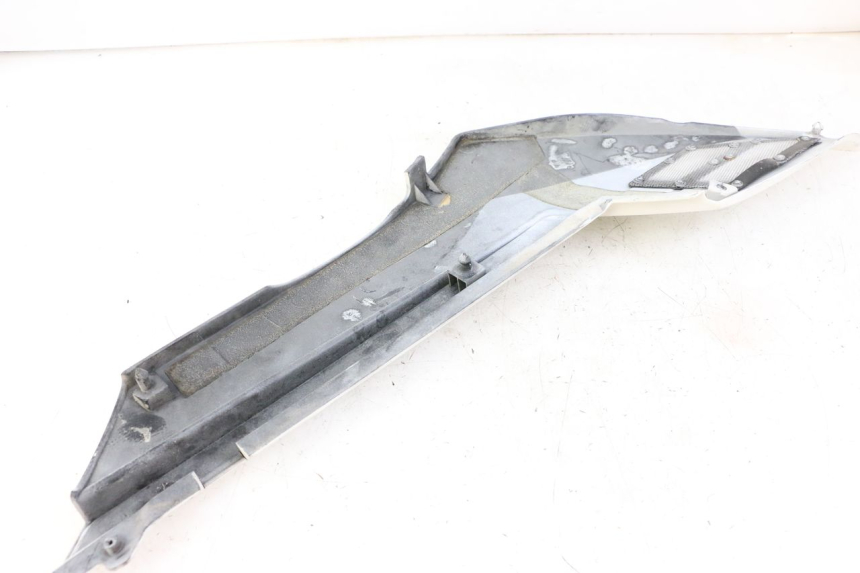 photo de TAPA BAJO ASIENTO DERECHO YAMAHA FJ 36Y 1100 (1984 - 1985)