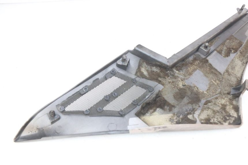 photo de TAPA DEBAJO DEL ASIENTO DERECHO YAMAHA FJ 3CX 1200 (1986 - 1996)
