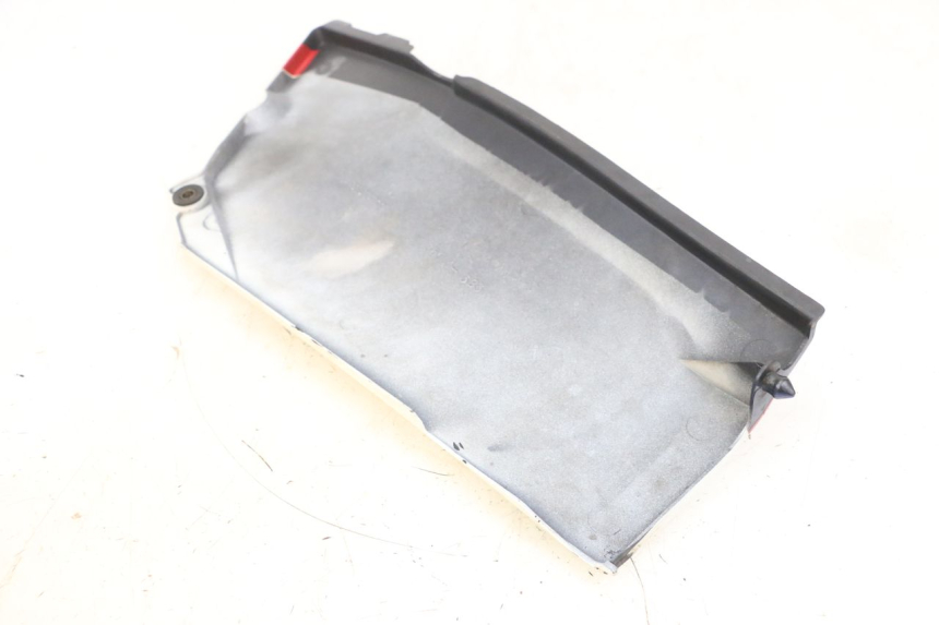 photo de TAPA BAJO ASIENTO DERECHO KAWASAKI GPX R WARBIRD 600 (1988 - 1993) - Zoom estado de uso