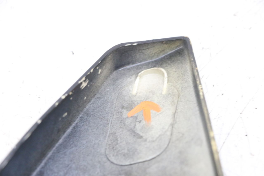 photo de TAPA BAJO ASIENTO DERECHO KAWASAKI GPZ RX 1000 (1986 - 1988) - Zoom estado de uso