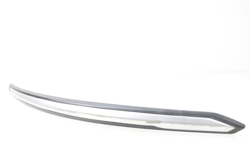 photo de TAPA BAJO ASIENTO DERECHO SYM GTS EVO 125 (2009 - 2013)