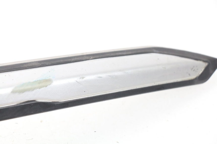 photo de TAPA BAJO ASIENTO DERECHO SYM GTS EVO 125 (2009 - 2013)