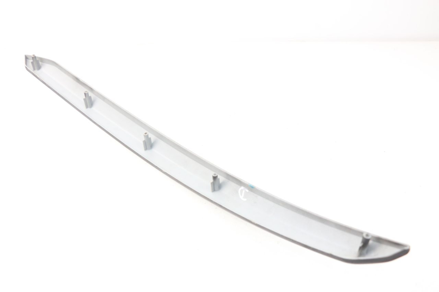 photo de TAPA BAJO ASIENTO DERECHO SYM GTS EVO 125 (2009 - 2013)