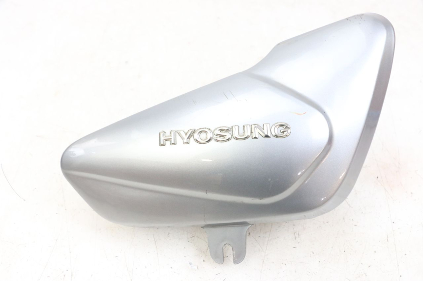 photo de TAPA DEBAJO DEL ASIENTO DERECHO HYOSUNG GV AQUILA 125 (2000 - 2004)