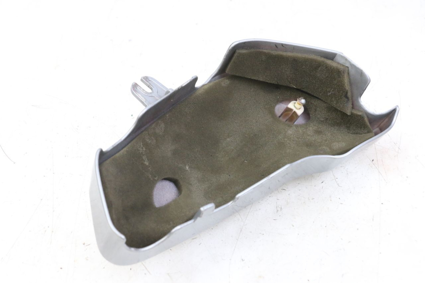 photo de TAPA DEBAJO DEL ASIENTO DERECHO HYOSUNG GV AQUILA 125 (2000 - 2004)