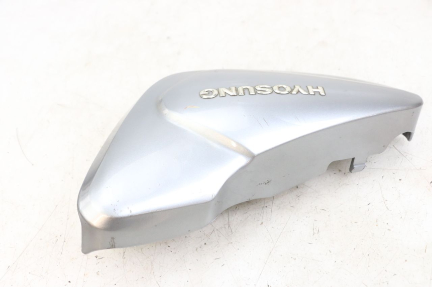 photo de TAPA DEBAJO DEL ASIENTO DERECHO HYOSUNG GV AQUILA 125 (2000 - 2004)