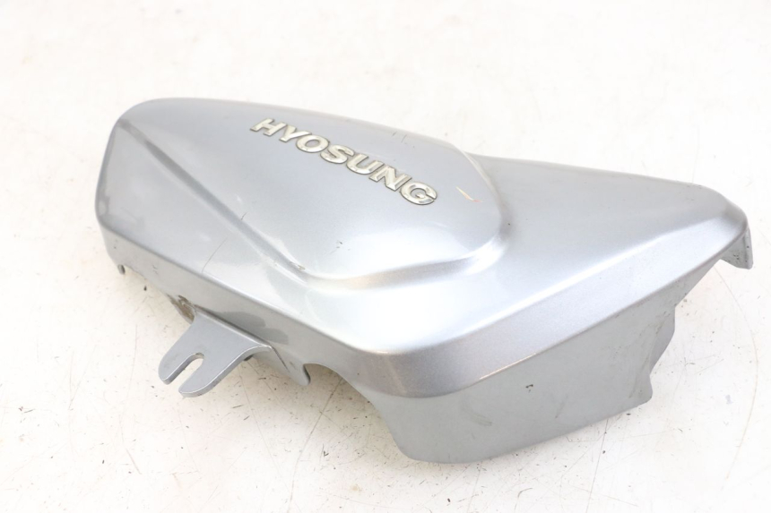 photo de TAPA DEBAJO DEL ASIENTO DERECHO HYOSUNG GV AQUILA 125 (2000 - 2004)