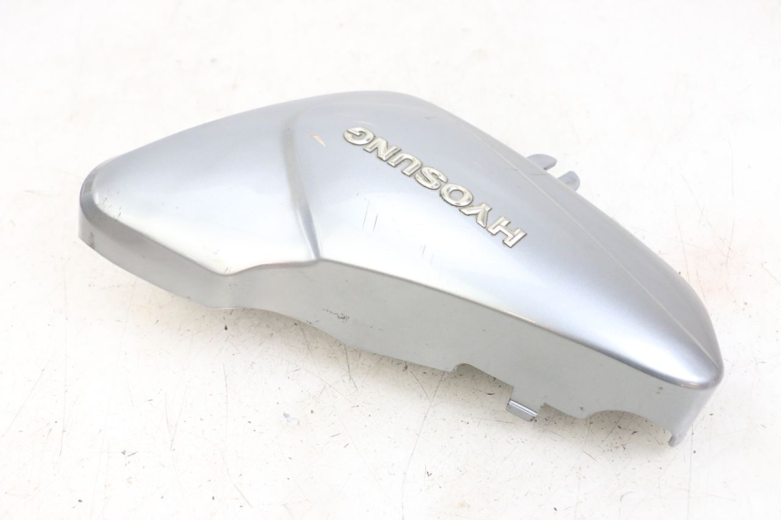 photo de TAPA DEBAJO DEL ASIENTO DERECHO HYOSUNG GV AQUILA 125 (2000 - 2004)