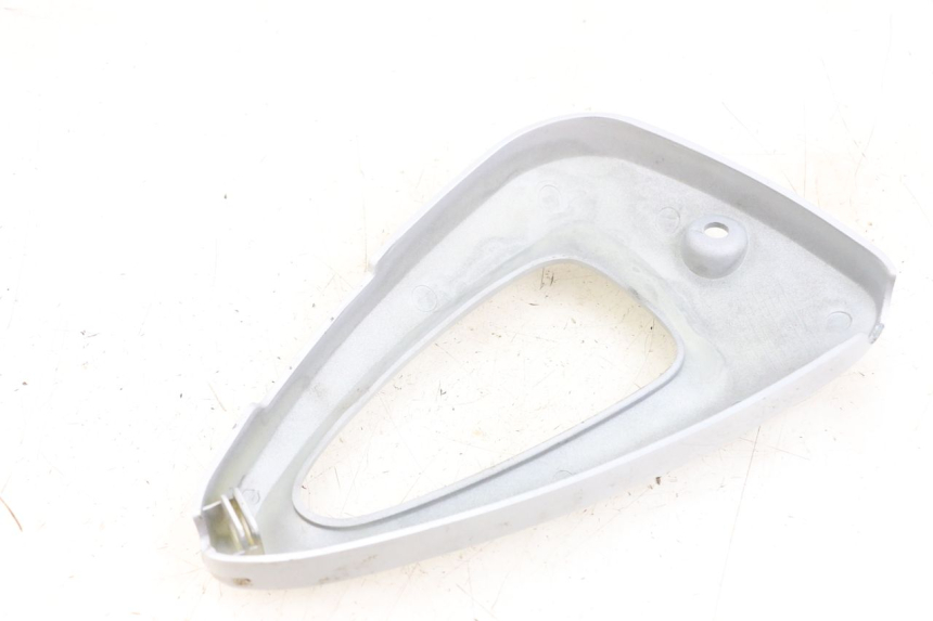 photo de TAPA DEBAJO DEL ASIENTO DERECHO HYOSUNG XRX 125 (2000 - 2008)