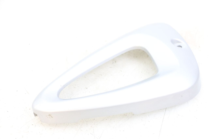 photo de TAPA DEBAJO DEL ASIENTO DERECHO HYOSUNG XRX 125 (2000 - 2008)