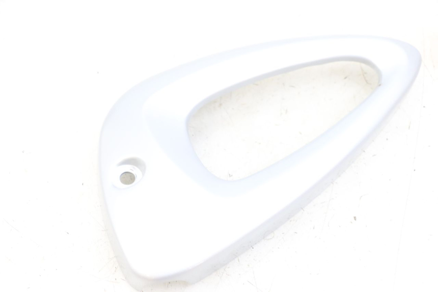 photo de TAPA DEBAJO DEL ASIENTO DERECHO HYOSUNG XRX 125 (2000 - 2008)
