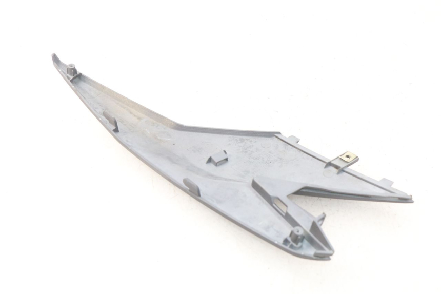 photo de TAPA DEBAJO DEL ASIENTO DERECHO SYM JET 4 4T 50 (2018 - 2021)