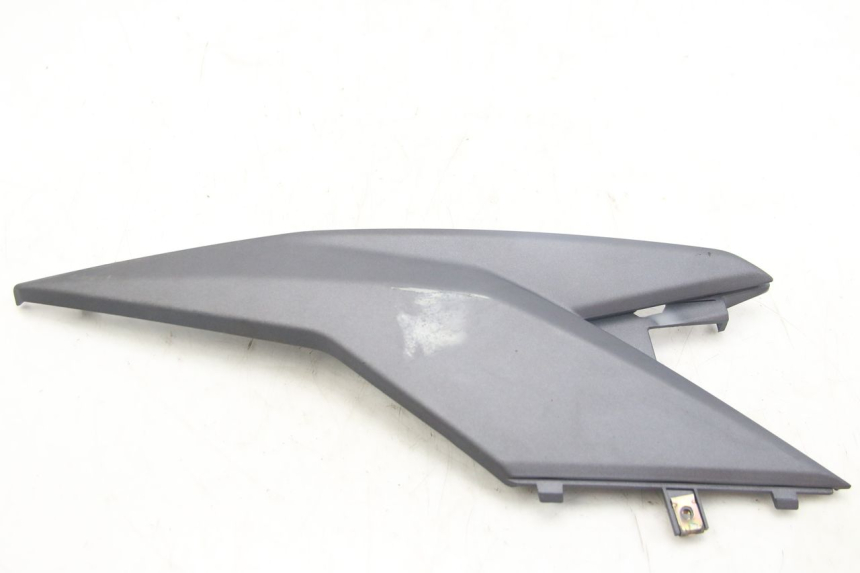 photo de TAPA DEBAJO DEL ASIENTO DERECHO SYM JET 4 4T 50 (2018 - 2021)