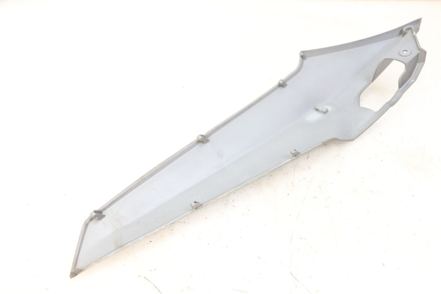 photo de TAPA BAJO ASIENTO DERECHO SYM JOYMAX 125 (2010 - 2017)