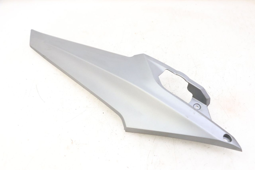 photo de TAPA BAJO ASIENTO DERECHO SYM JOYMAX 125 (2010 - 2017)