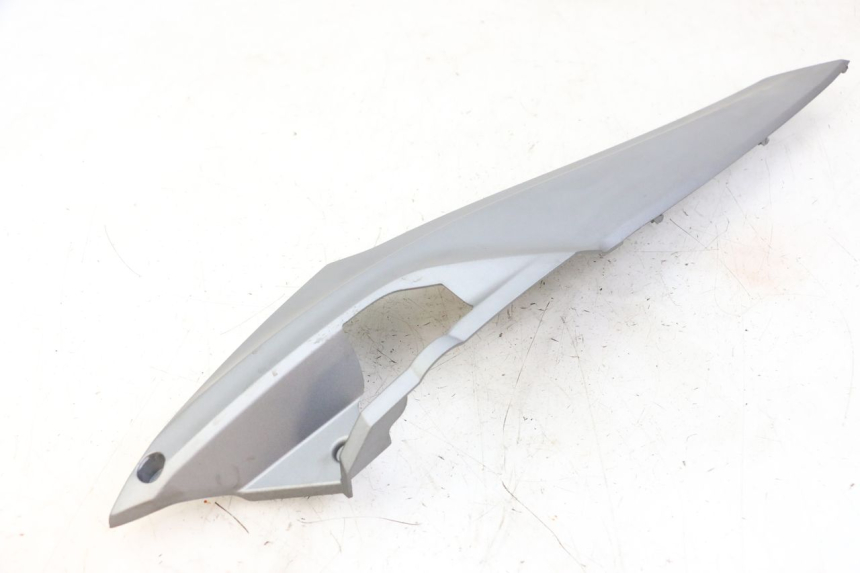 photo de TAPA BAJO ASIENTO DERECHO SYM JOYMAX 125 (2010 - 2017)