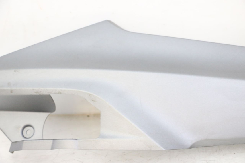 photo de TAPA BAJO ASIENTO DERECHO SYM JOYMAX 125 (2010 - 2017)