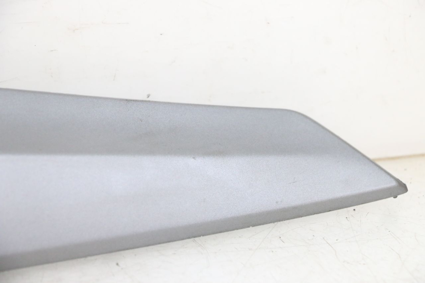 photo de TAPA BAJO ASIENTO DERECHO SYM JOYMAX 125 (2010 - 2017)