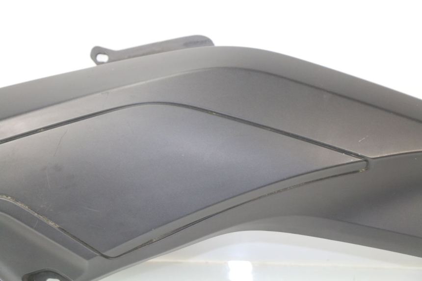 photo de TAPA BAJO ASIENTO DERECHO MBK EVOLIS 125 (2014 - 2018)