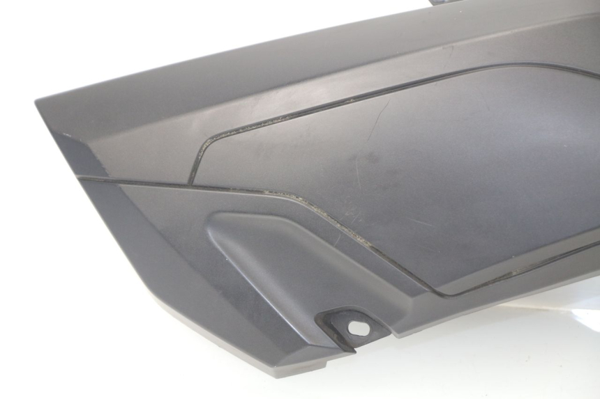 photo de TAPA BAJO ASIENTO DERECHO MBK EVOLIS 125 (2014 - 2018)
