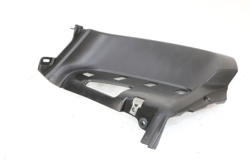 photo de TAPA BAJO ASIENTO DERECHO YAMAHA NEO'S CORE 1 (2022 - 2026) - Zoom sobre los componentes