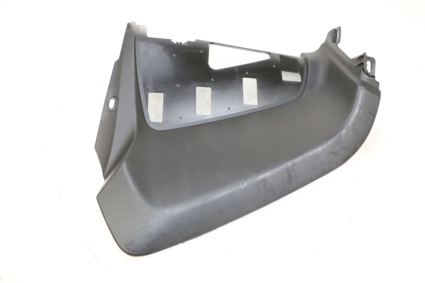 photo de TAPA BAJO ASIENTO DERECHO YAMAHA NEO'S CORE 1 (2022 - 2026) - Primer plano de alta resolución