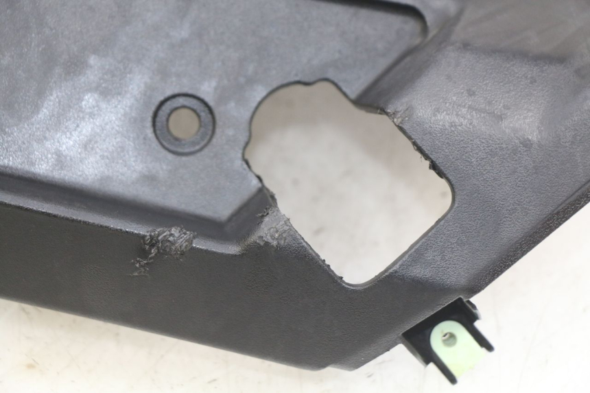 photo de TAPA BAJO EL ASIENTO DERECHO. PEUGEOT KISBEE 2T 50 (2010 - 2017)