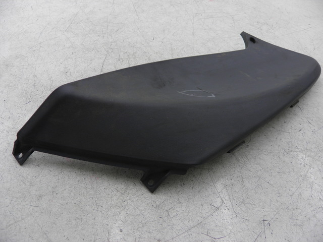 photo de TAPA BAJO ASIENTO DERECHO PIAGGIO FLY 125 (2005 - 2012)