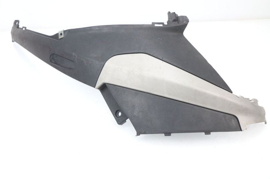 photo de TAPA BAJO ASIENTO DERECHO PIAGGIO NRG 50 (2004 - 2017)