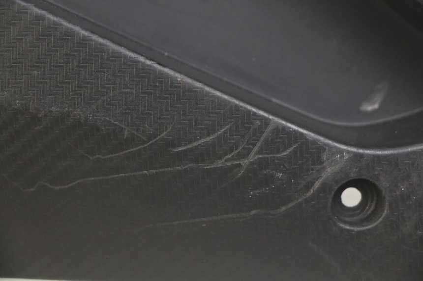 photo de TAPA BAJO EL ASIENTO DERECHO. GILERA RUNNER SP 50 (2009 - 2017)