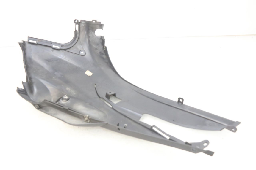 photo de TAPA BAJO EL ASIENTO DERECHO SUZUKI SIXTEEN 125 (2008 - 2010)