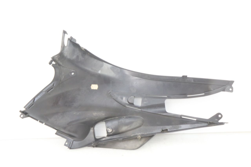 photo de TAPA BAJO EL ASIENTO DERECHO SUZUKI SIXTEEN 125 (2008 - 2010)