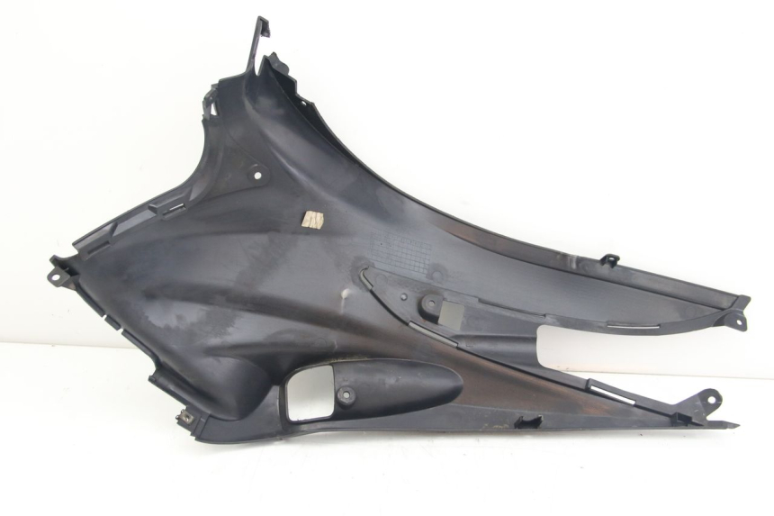 photo de TAPA BAJO EL ASIENTO DERECHO SUZUKI SIXTEEN 125 (2008 - 2010)