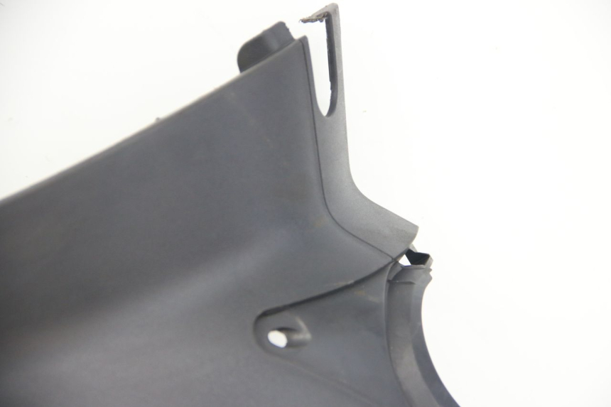 photo de TAPA BAJO EL ASIENTO DERECHO SUZUKI SIXTEEN 125 (2008 - 2010)