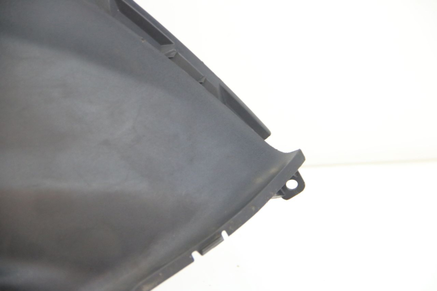 photo de TAPA BAJO EL ASIENTO DERECHO SUZUKI SIXTEEN 125 (2008 - 2010)