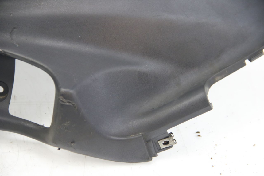 photo de TAPA BAJO EL ASIENTO DERECHO SUZUKI SIXTEEN 125 (2008 - 2010)