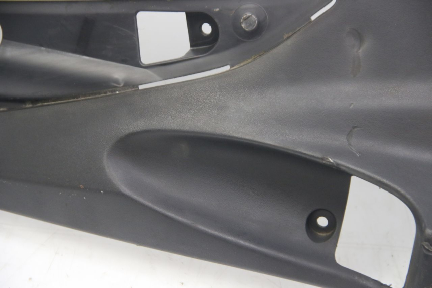 photo de TAPA BAJO EL ASIENTO DERECHO SUZUKI SIXTEEN 125 (2008 - 2010)