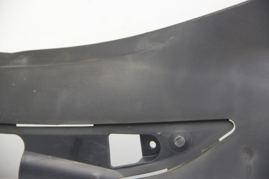 photo de TAPA BAJO EL ASIENTO DERECHO SUZUKI SIXTEEN 125 (2008 - 2010)