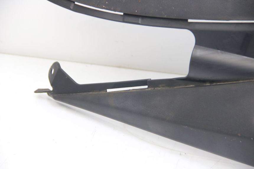 photo de TAPA BAJO EL ASIENTO DERECHO SUZUKI SIXTEEN 125 (2008 - 2010)