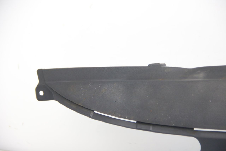photo de TAPA BAJO EL ASIENTO DERECHO SUZUKI SIXTEEN 125 (2008 - 2010)